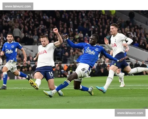 埃弗顿抢签曼城老将沃克 莫耶斯锁定右路关键拼图