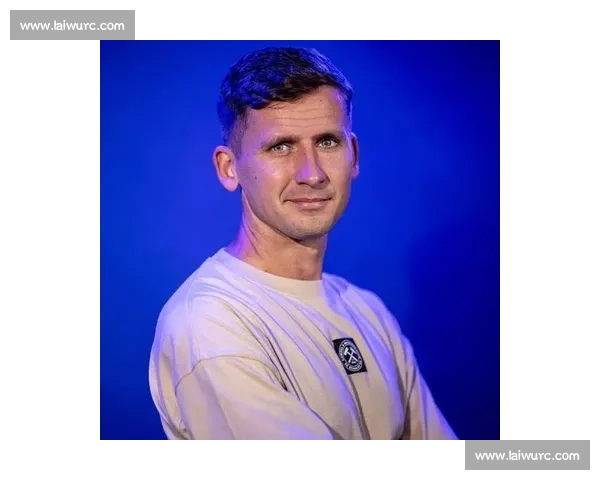 沙尔克官宣签下 22 岁德国中场法齐，合同至 2029 年