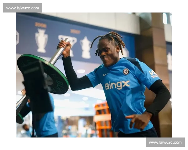 布莱顿 2025-26 主场球衣发布!邓克、吕特领衔演绎蓝白新章 布莱顿 2025-26 主场球衣发布!邓克、吕特领衔演绎蓝白新章